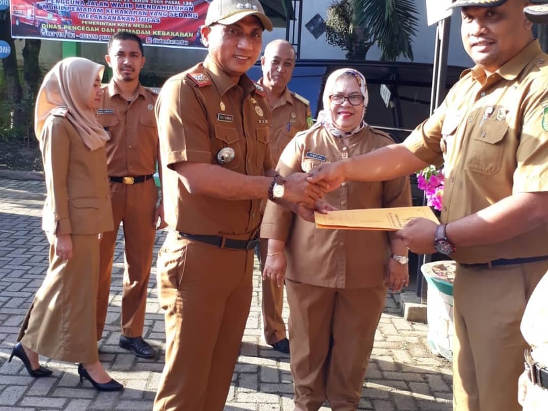 Penyerahan Sertifikat Hasil Test Urine Kepala Lingkungan se-Kecamatan Medan Johor oleh Bapak Camat Medan Johor Zulfakhri Ahmadi,S.Sos